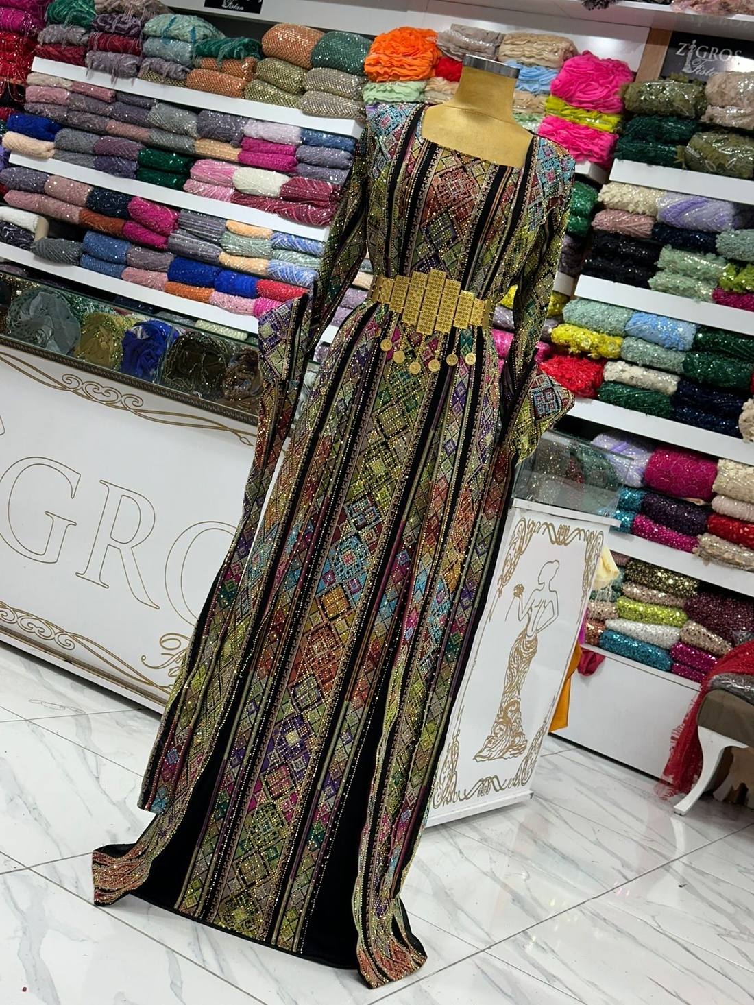 Renkli desenli fistan gece elbisesi